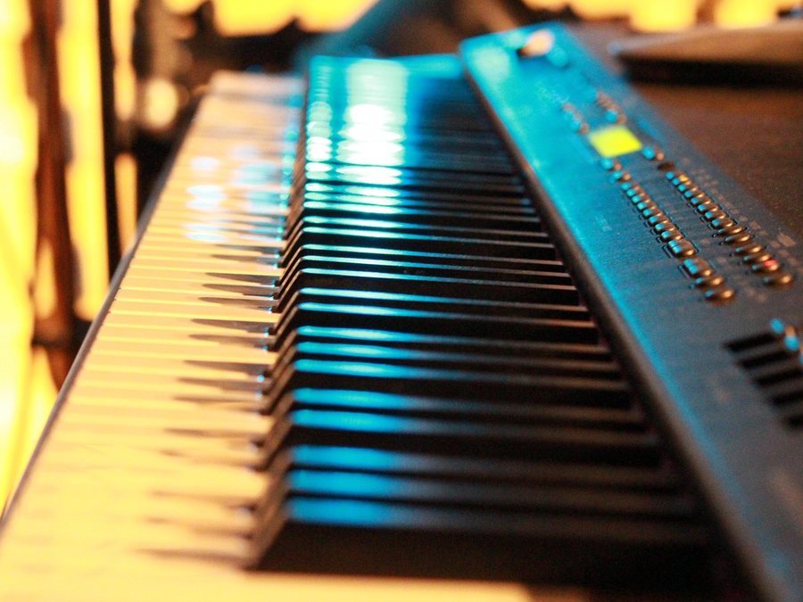 Keyboardtasten im warmen Bühnenlicht